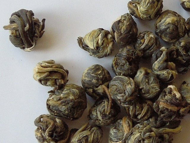green tea tightly-rolled into small pearl shapes