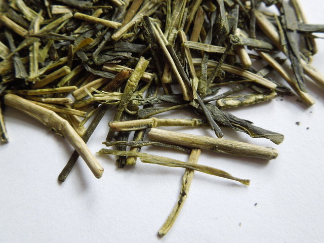 Loose-leaf kukicha, showing bright yellowish-green twigs