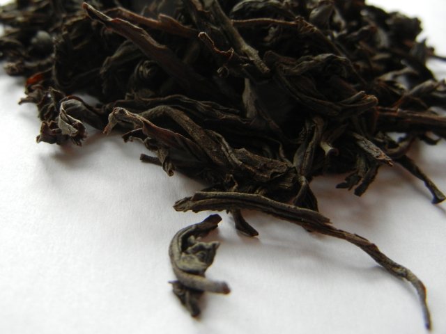 Loose-leaf black tea with very large, wiry leaves