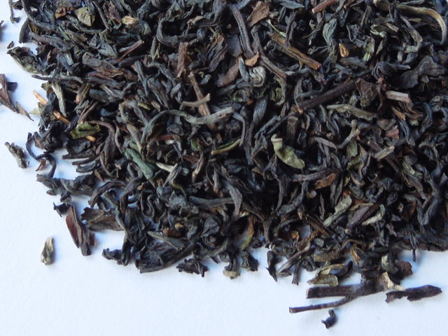 Loose-leaf Darjeeling tea, showing some greenish leaf, and curved, large pieces of leaf